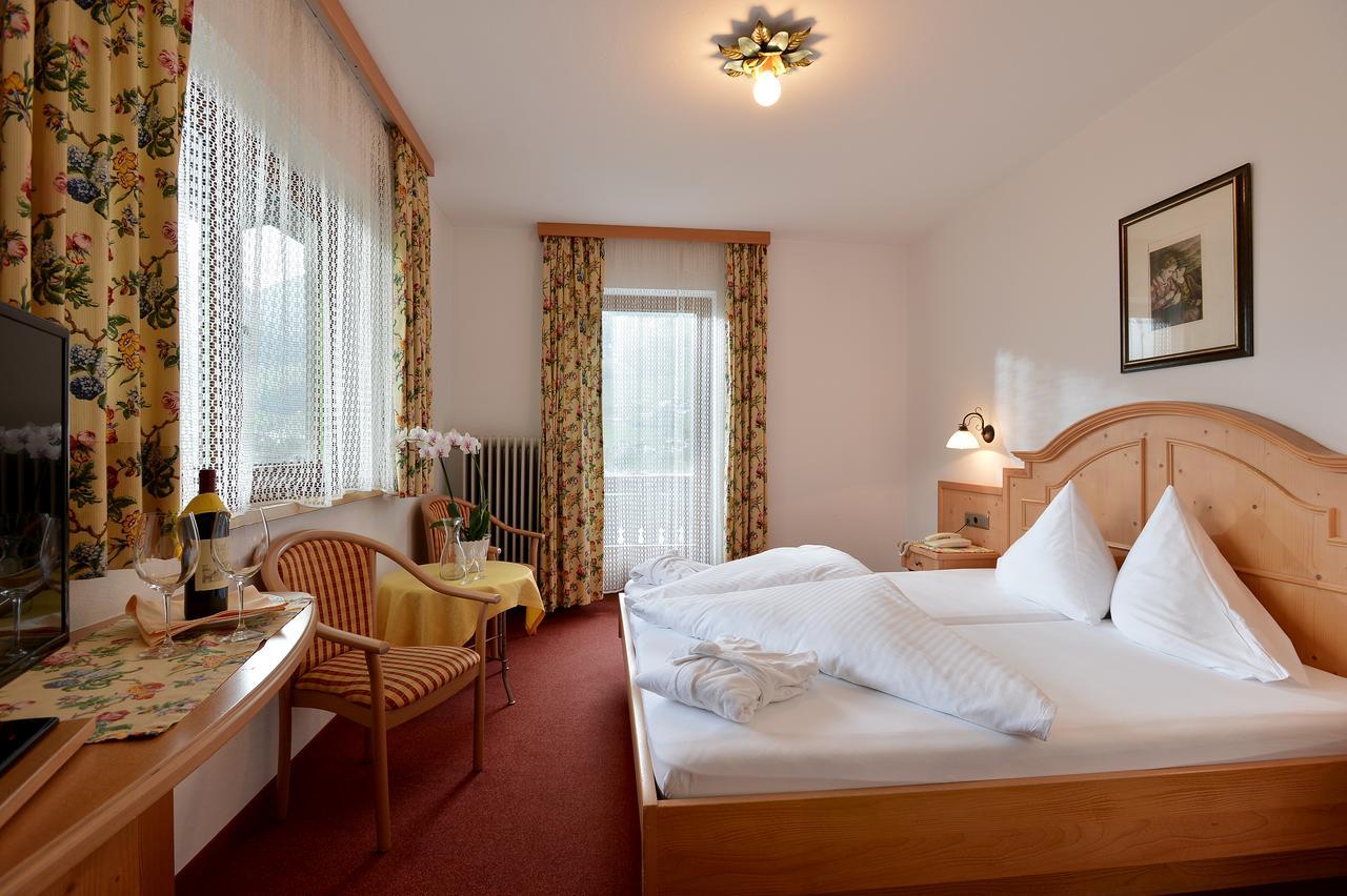 Hotel Schwarzer Adler Hippach Eksteriør billede