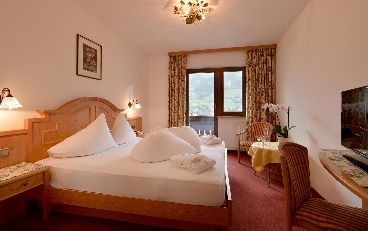 Hotel Schwarzer Adler Hippach Eksteriør billede